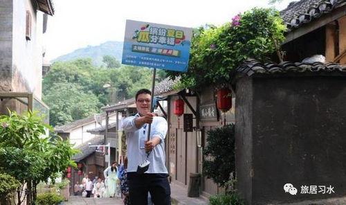 彝族古镇吃瓜群众