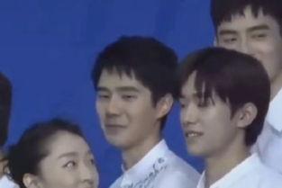 众人吃瓜的眼神,众人吃瓜眼神下的热议瞬间