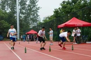 操场台阶吃瓜,操场台阶上的夏日吃瓜时光