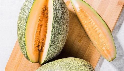 小蜜吃哈密瓜,甜蜜滋味，尽享夏日清凉
