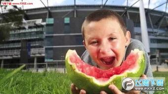 外国帅哥吃瓜图片真实,外国帅哥大快朵颐，瓜果飘香瞬间成焦点