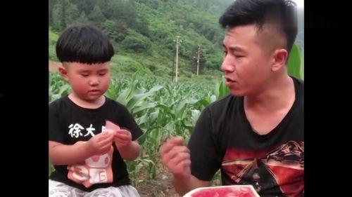 父女俩吃瓜,温馨时光定格美好瞬间