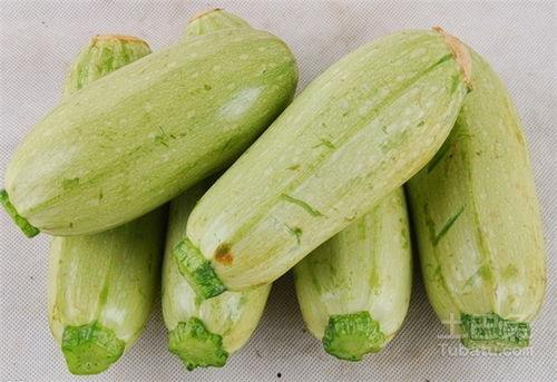 家里吃瓜的照片,一家人的欢乐食光瞬间